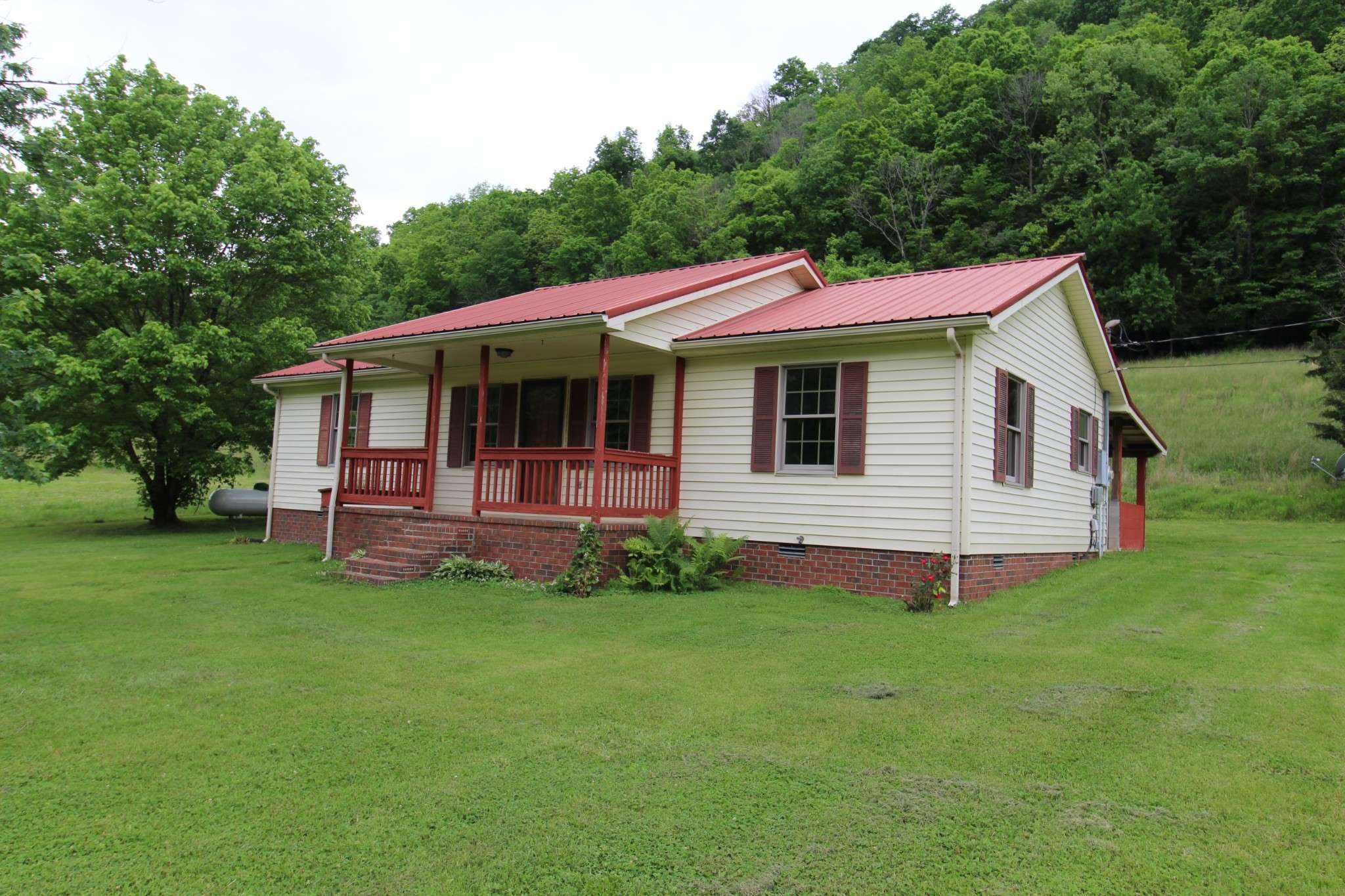 Lafayette, TN 37083,2492 Hartsville Road