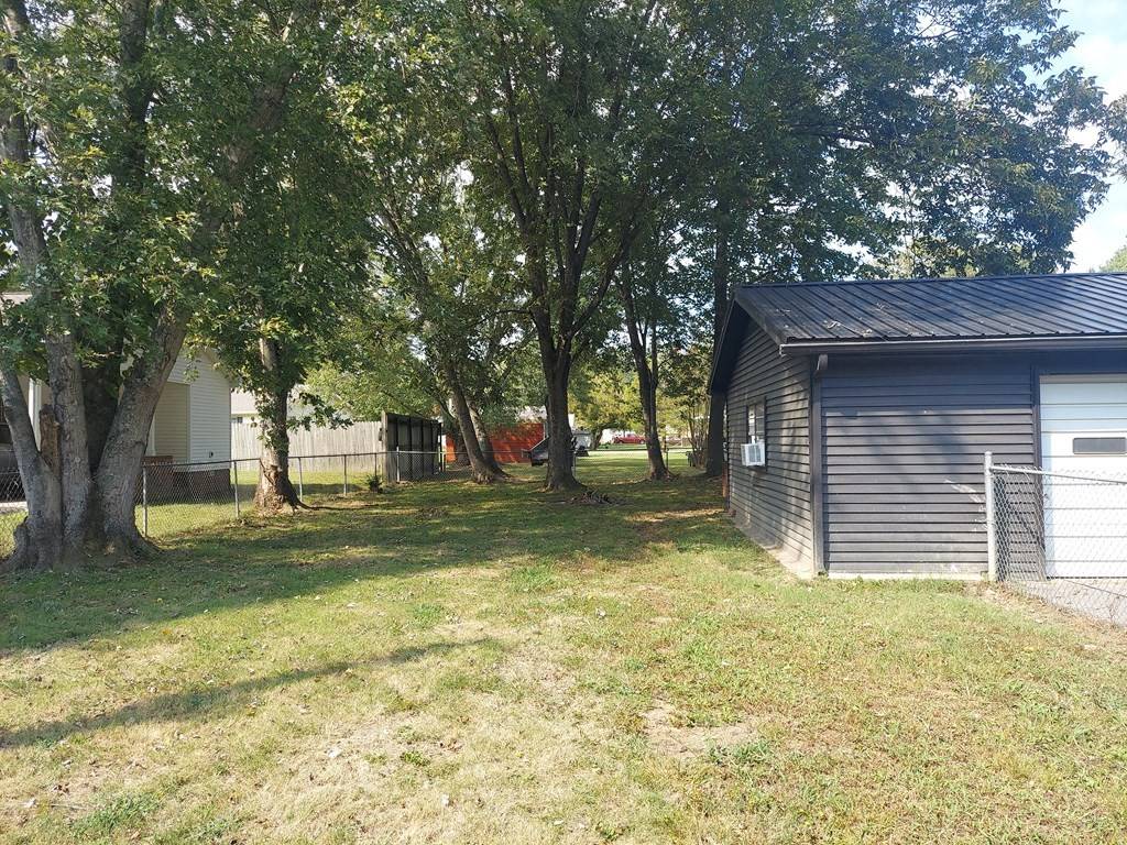 Paris, TN 38242,1923 Red Oak Dr