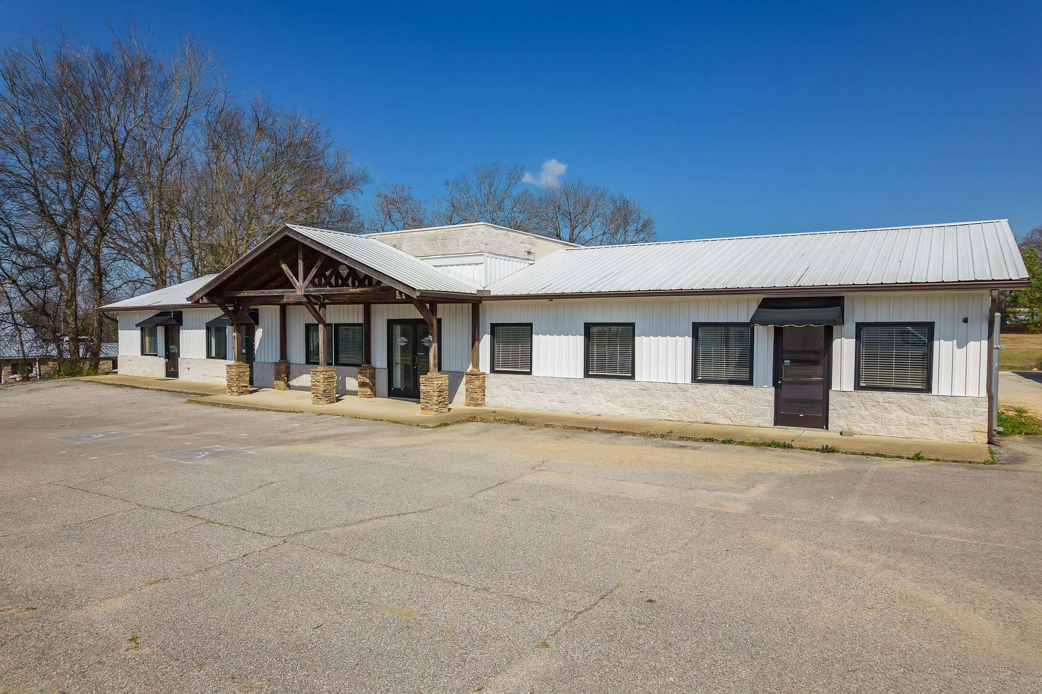Parsons, TN 38363,179 E Main St