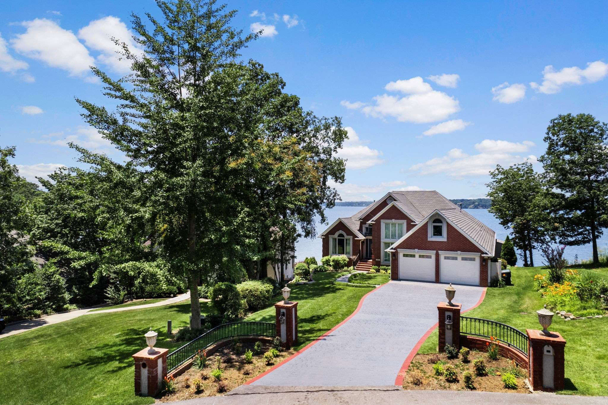 Muscle Shoals, AL 35661,521 Wilson Lake Dr