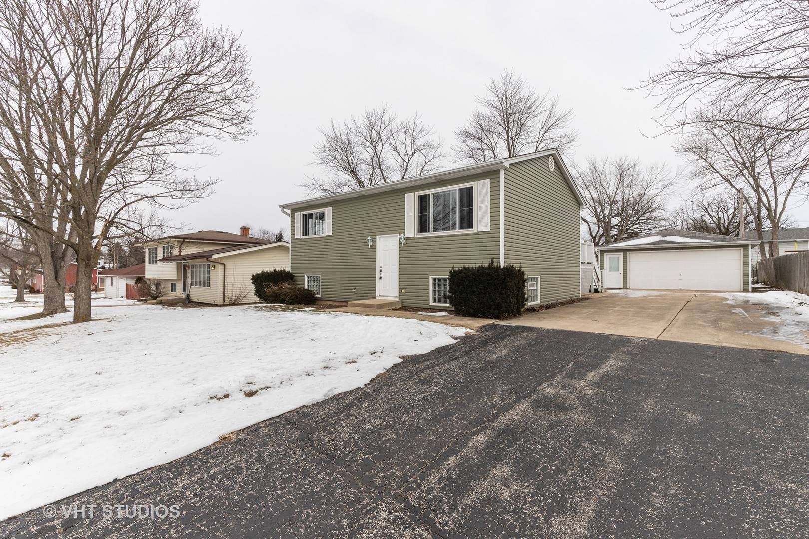 Lindenhurst, IL 60046,413 S Thornwood DR