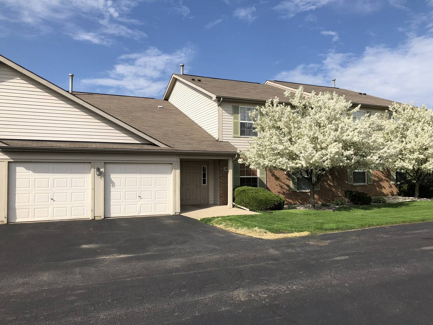 Round Lake Beach, IL 60073,928 N VILLAGE DR #1