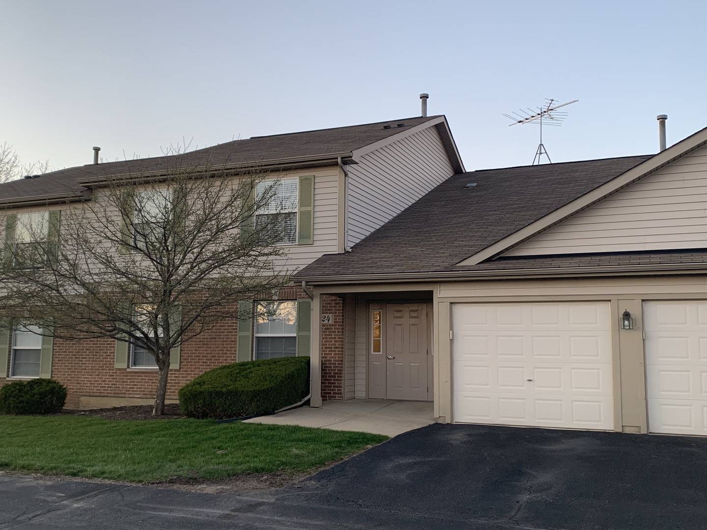 Round Lake Beach, IL 60073,924 N VILLAGE DR #2