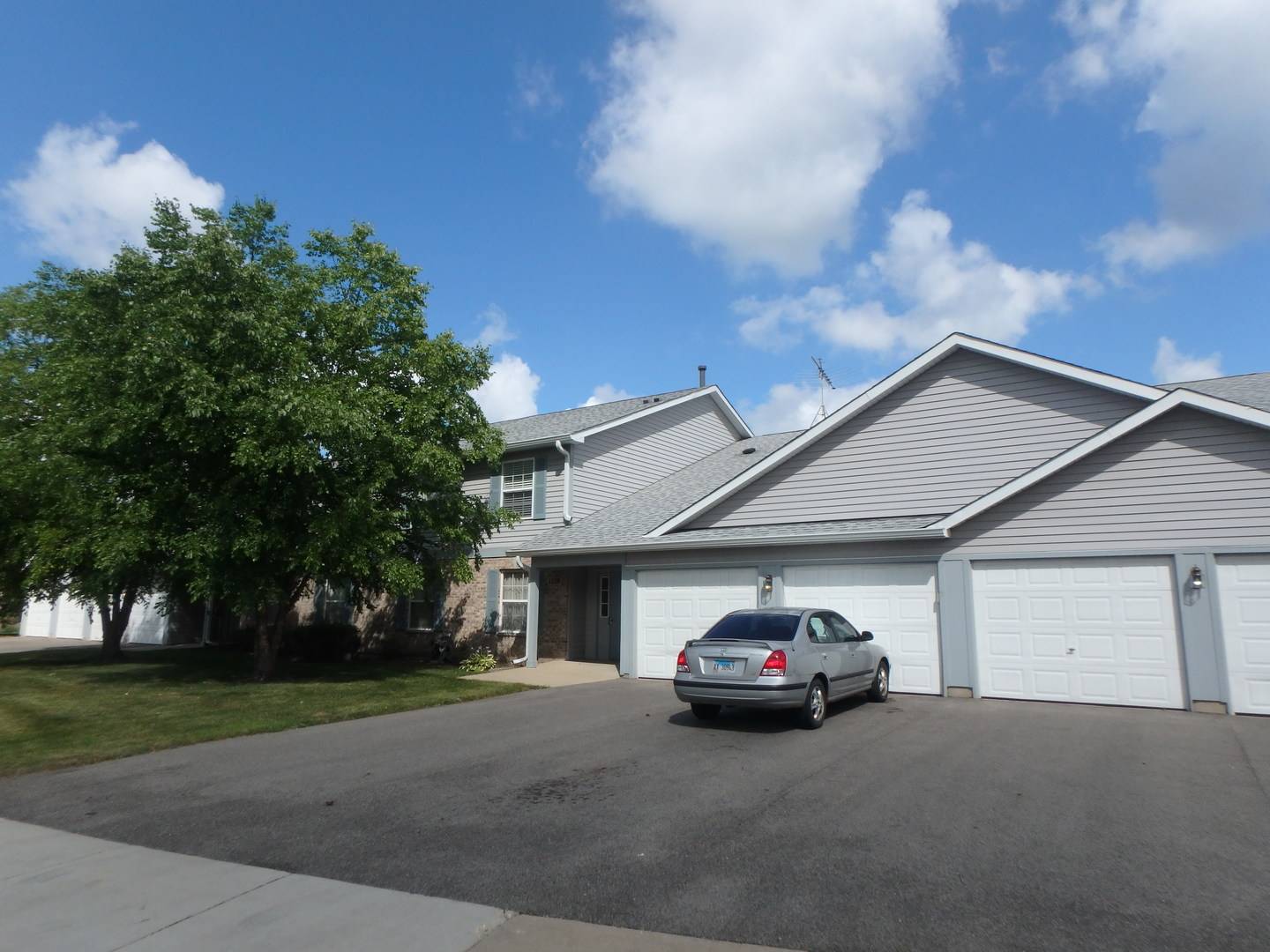 Round Lake Beach, IL 60073,1129 N Red Oak CIR #1