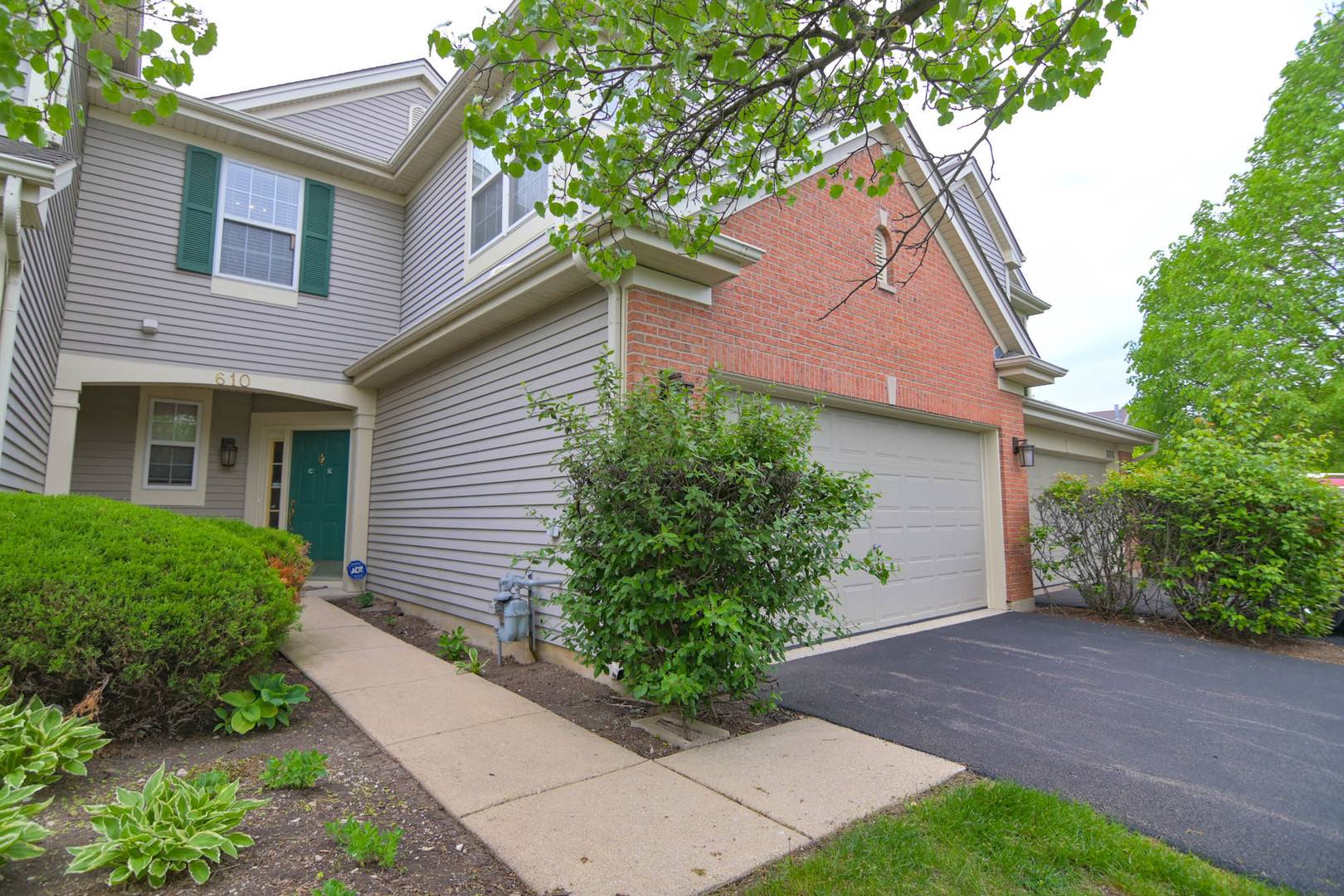 Gurnee, IL 60031,610 Creekside CIR #8-4