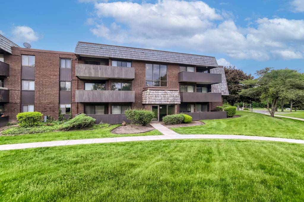 Carol Stream, IL 60188,511 Timber Ridge DR #203B