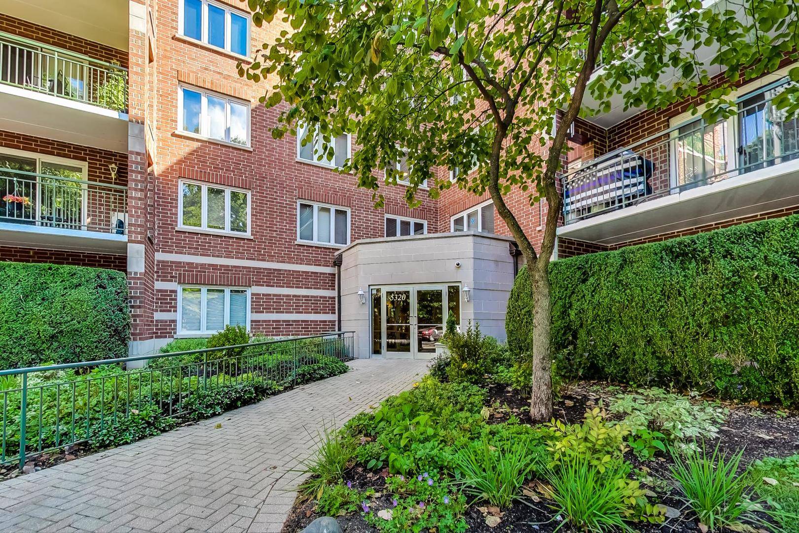 Chicago, IL 60630,5320 N Lowell AVE #406