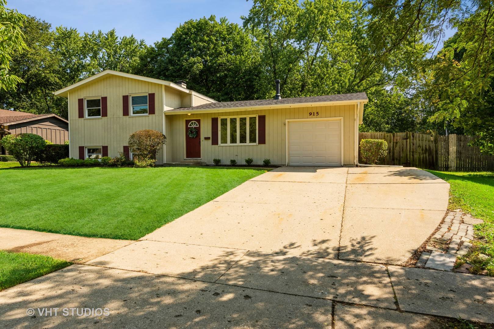 Crystal Lake, IL 60014,915 Nottingham LN