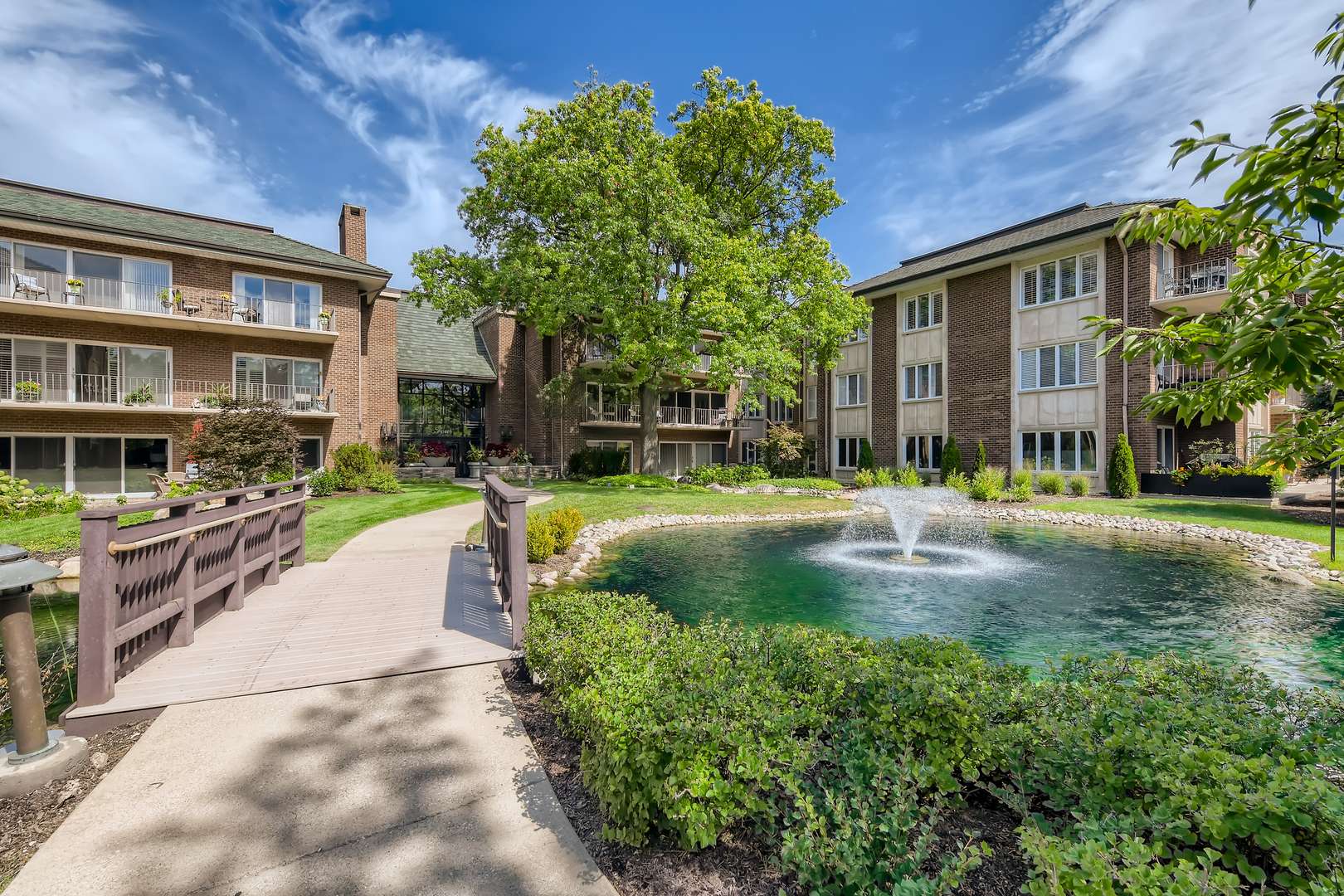 Oak Brook, IL 60523,4 Oak Brook Club DR #F106