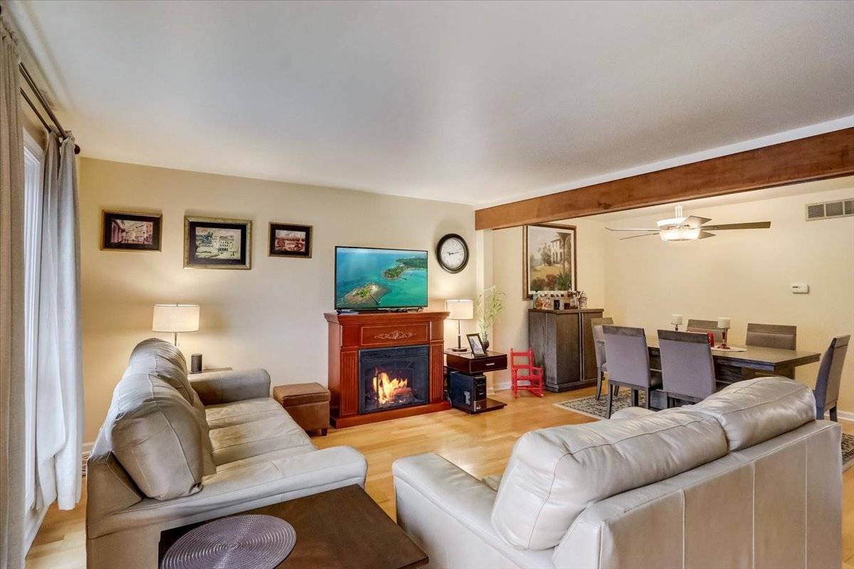 Hoffman Estates, IL 60169,1827 Williamsburg DR