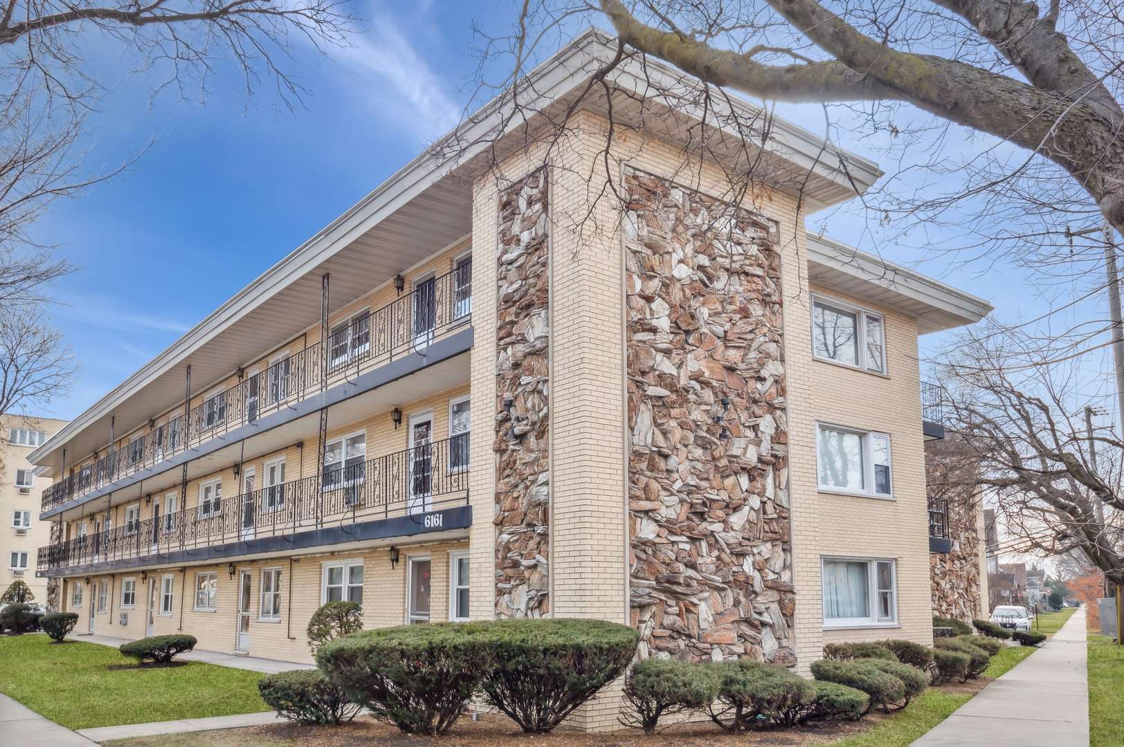 Chicago, IL 60630,6161 W Higgins AVE #201
