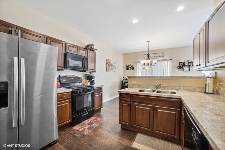 South Elgin, IL 60177,648 Fieldcrest DR #B