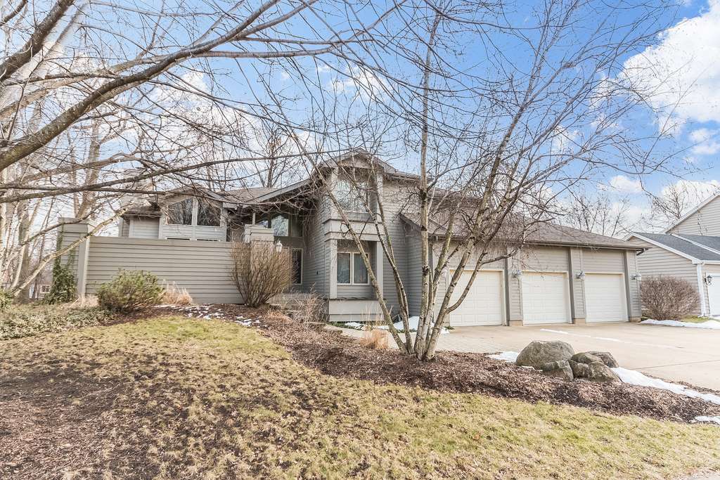 Algonquin, IL 60102,215 Salford DR