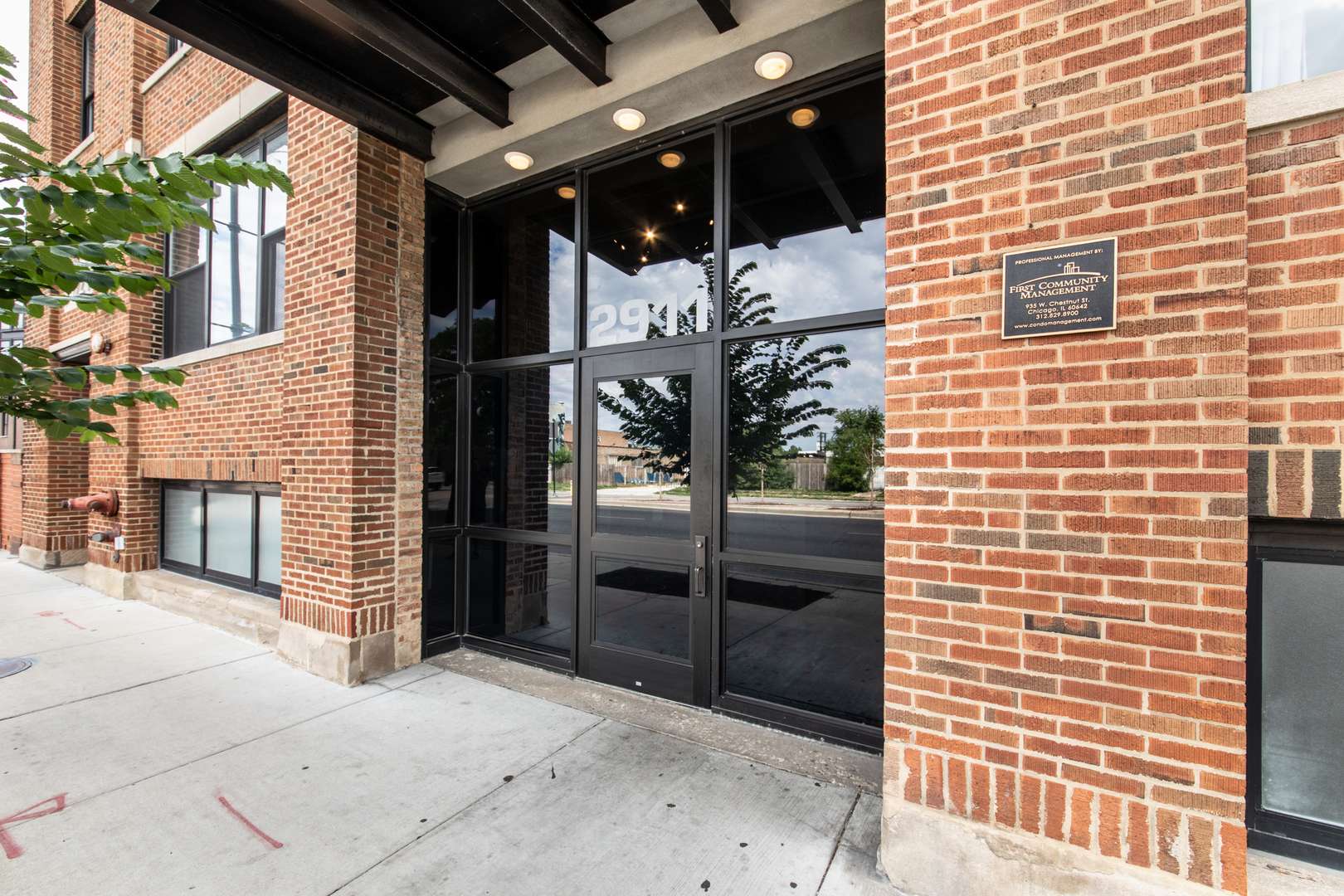 Chicago, IL 60618,2911 N WESTERN AVE #102