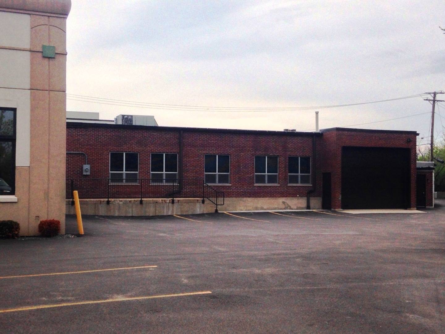 Deerfield, IL 60015,747 Lake Cook RD