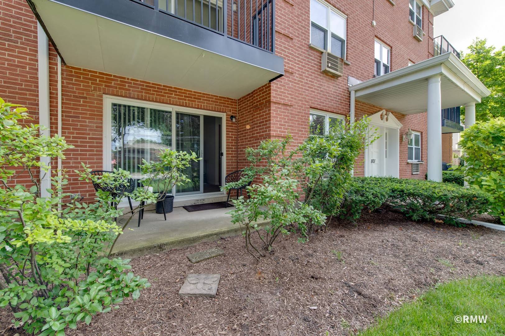 Arlington Heights, IL 60004,801 E Miner ST #1B