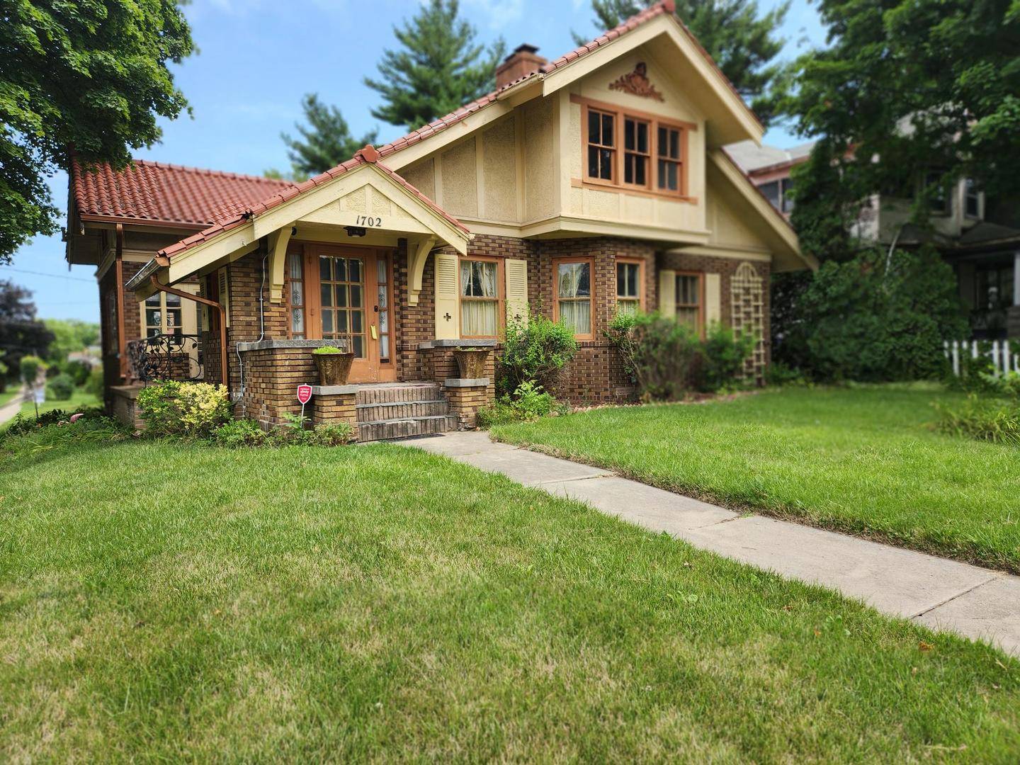 Rockford, IL 61104,1702 E State ST
