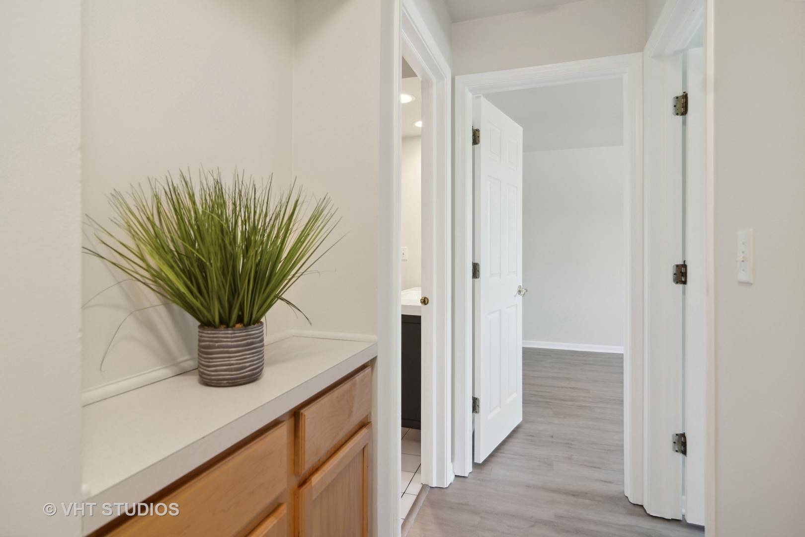 Vernon Hills, IL 60061,960 N LAKESIDE DR #3C