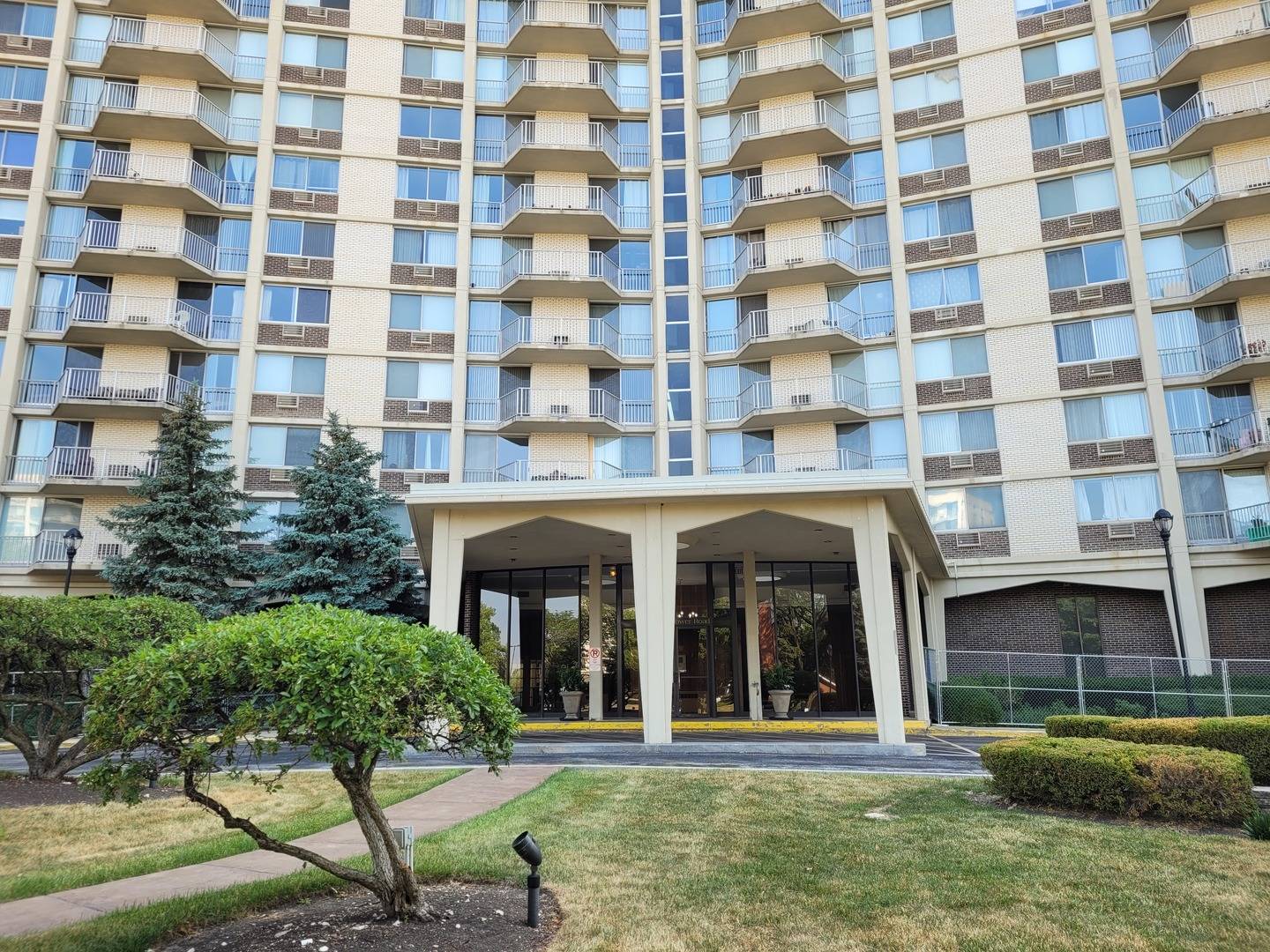 Oak Brook, IL 60523,40 N Tower RD #11M