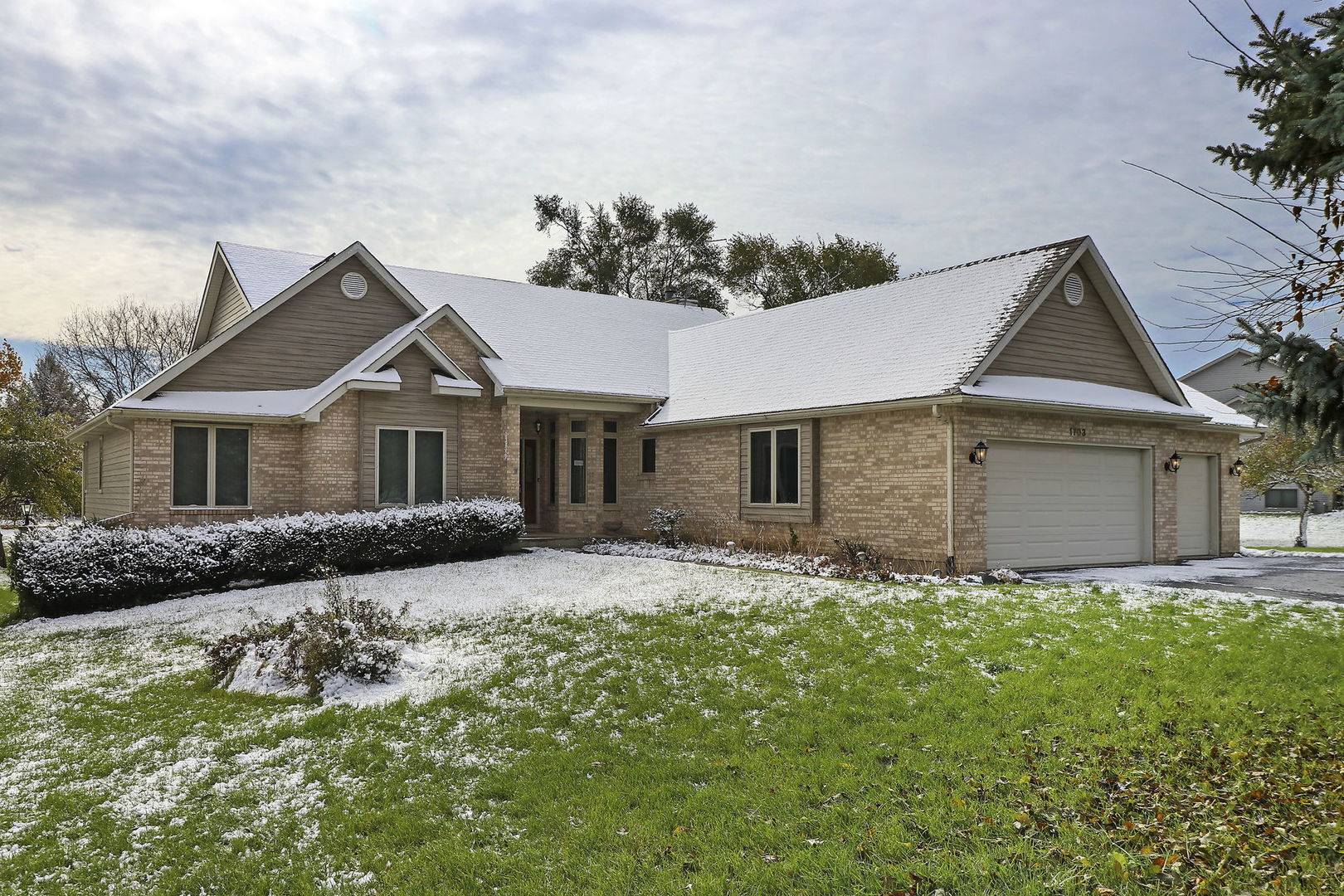 Spring Grove, IL 60081,1703 N Applewood LN