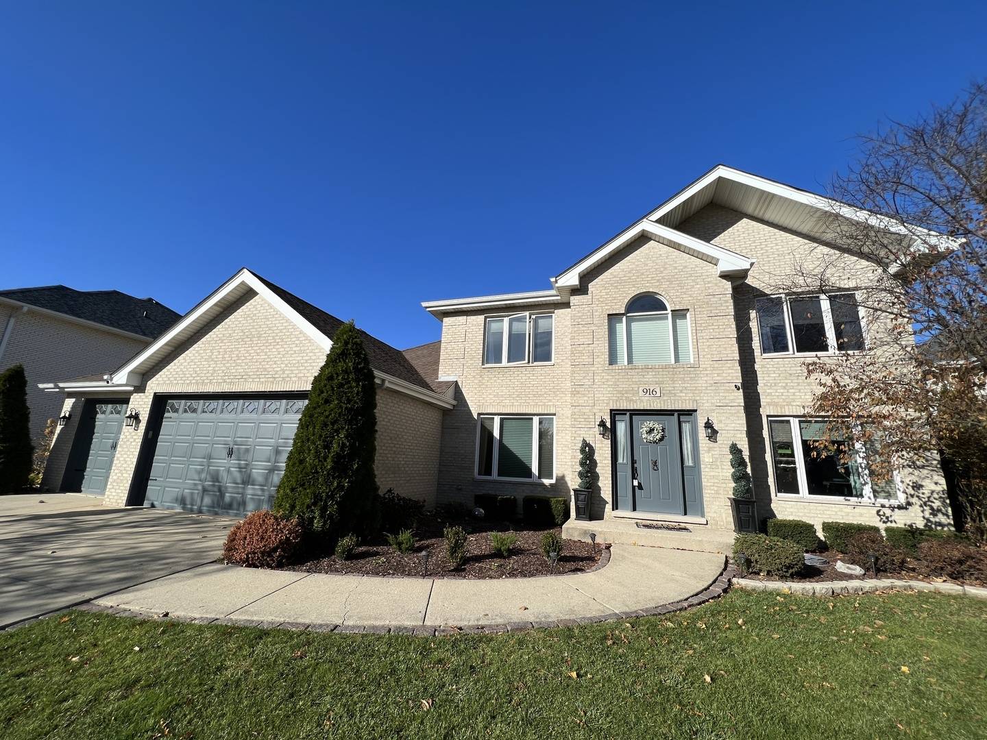 Woodridge, IL 60517,916 Naples LN