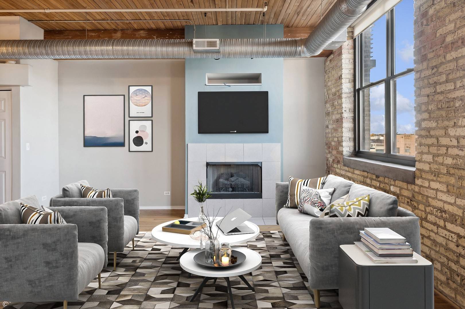 Chicago, IL 60618,2911 N Western AVE #305