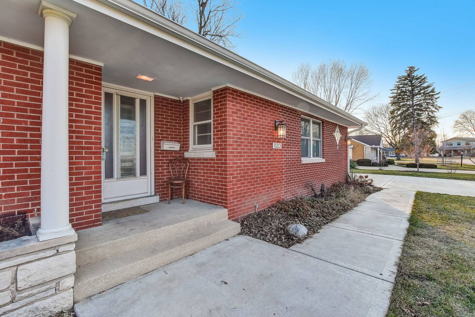 La Grange Park, IL 60526,1520 Robinhood LN