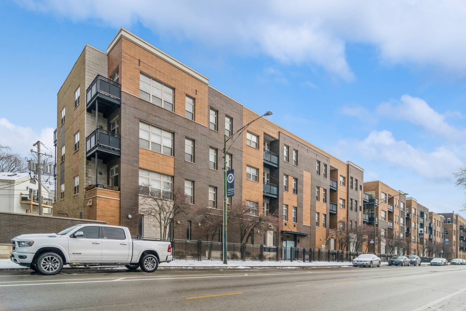 Chicago, IL 60618,2951 N CLYBOURN AVE #401