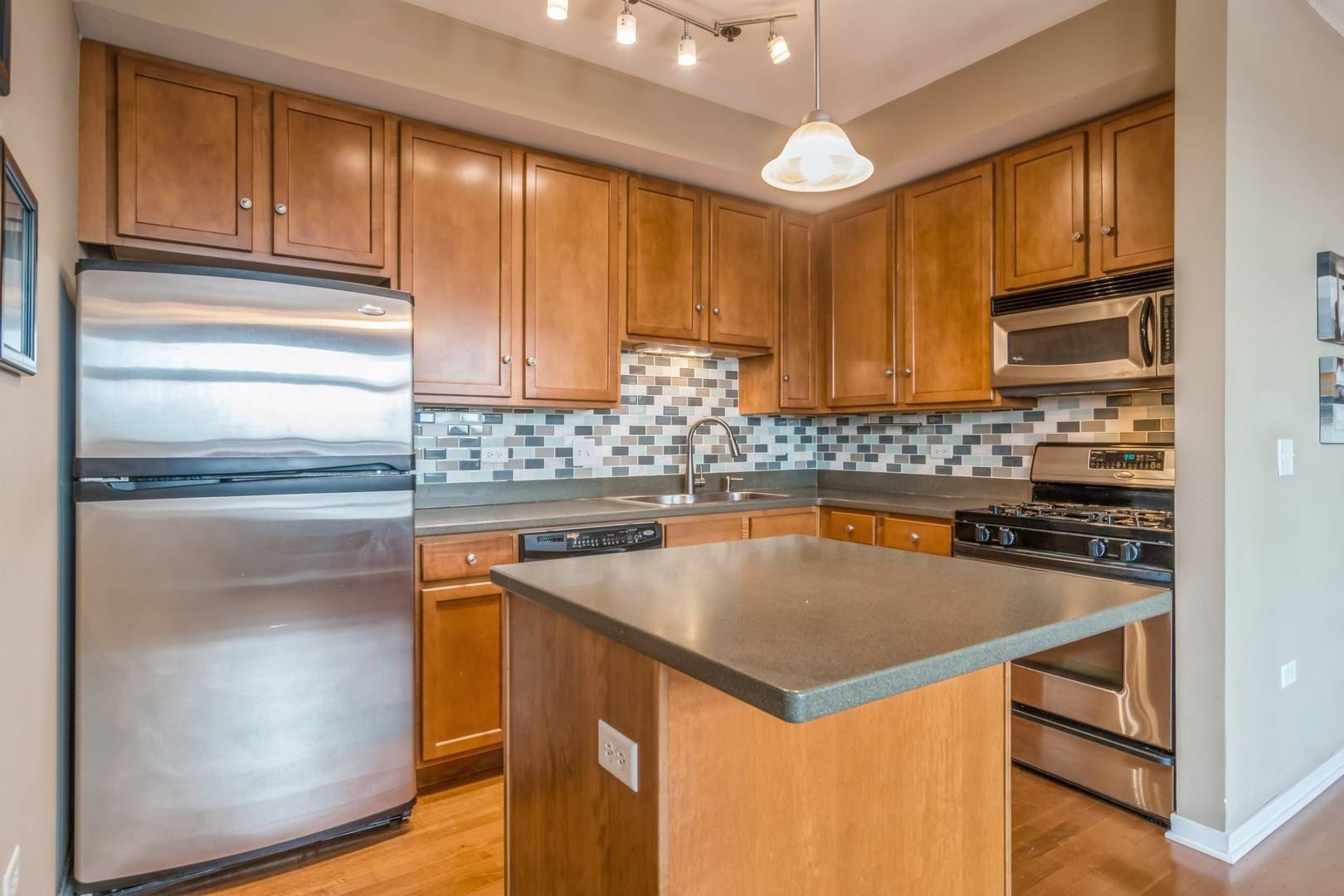 Chicago, IL 60618,2951 N CLYBOURN AVE #401