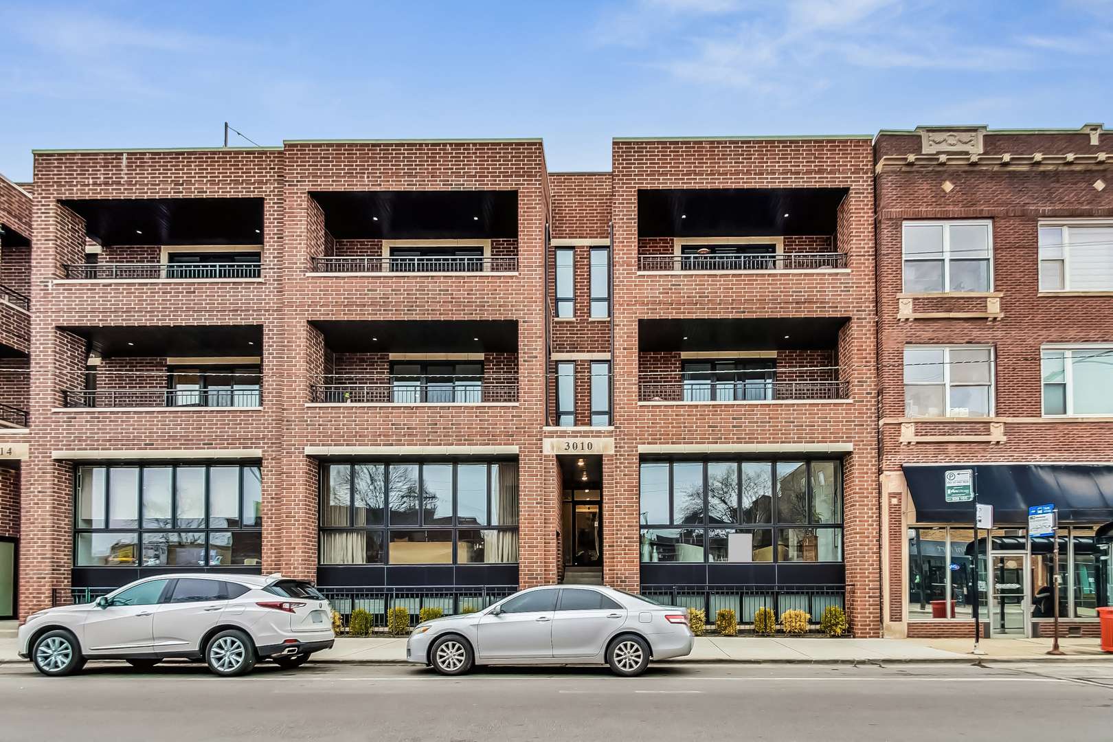 Chicago, IL 60618,3010 W Montrose AVE #1E