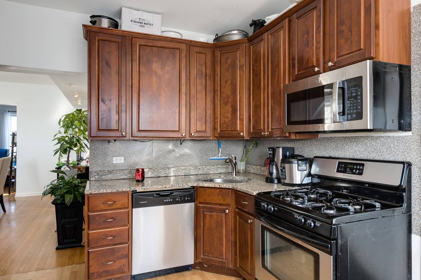 Chicago, IL 60618,3127 N Western AVE #2