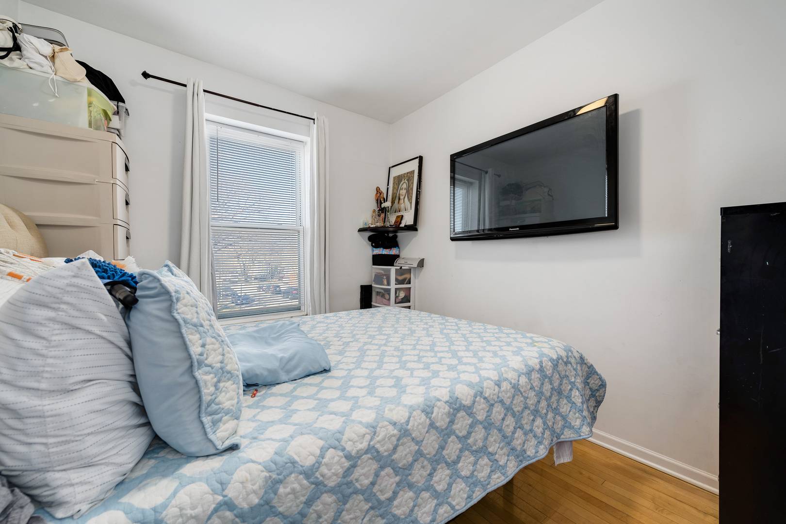 Chicago, IL 60618,3127 N Western AVE #2
