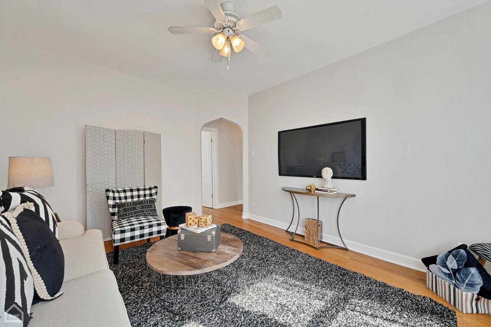 Chicago, IL 60618,2924 N SACRAMENTO AVE #3W