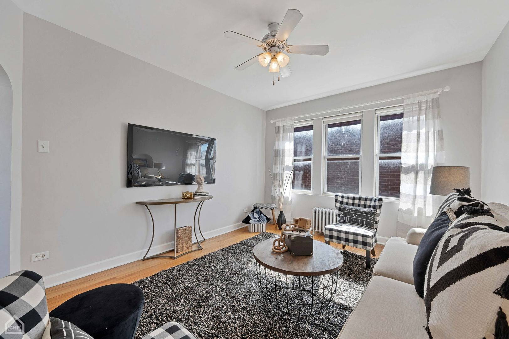 Chicago, IL 60618,2924 N SACRAMENTO AVE #3W