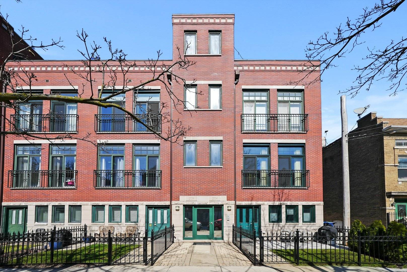 Chicago, IL 60618,2036 W Warner AVE #302