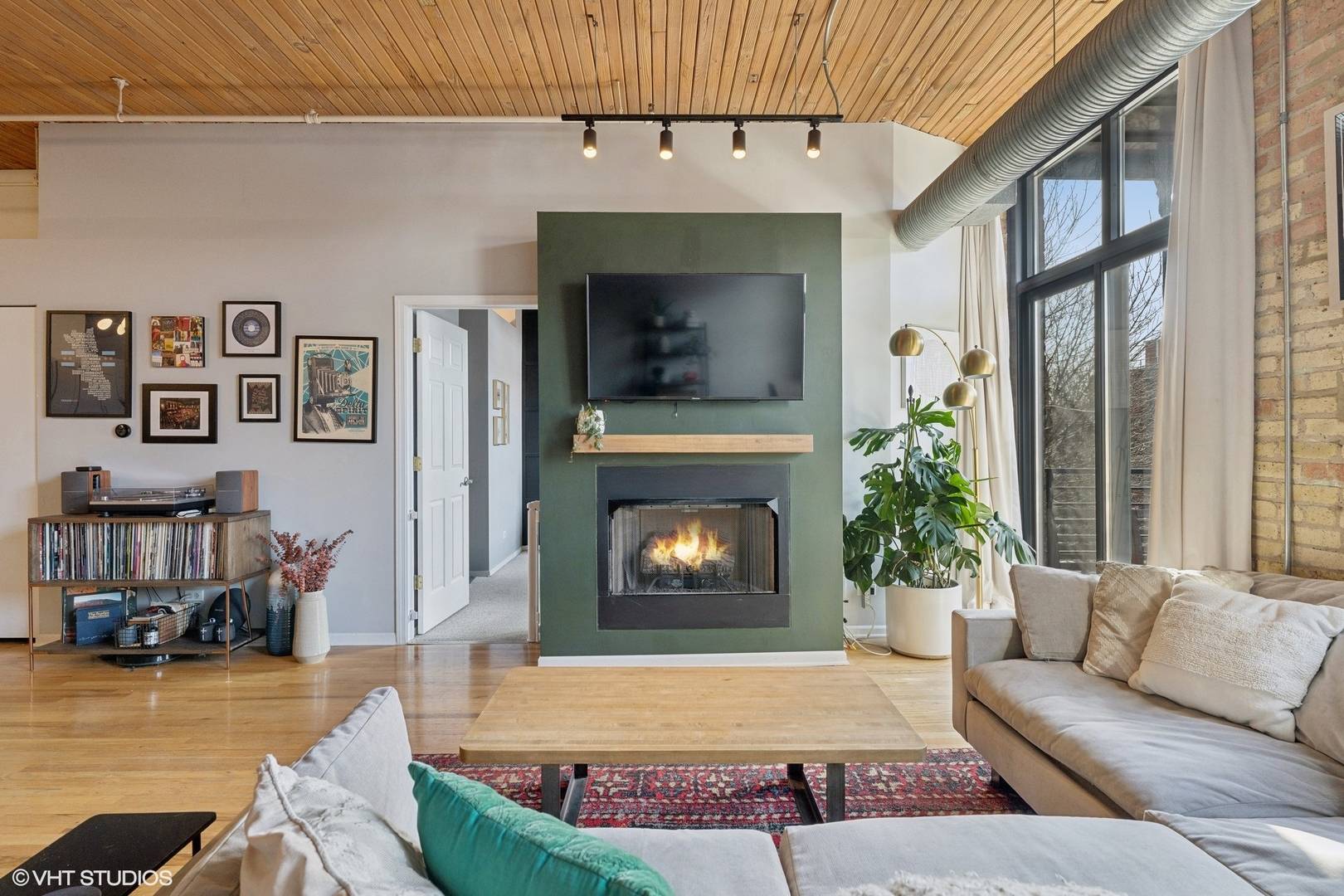 Chicago, IL 60618,2911 N Western AVE #208