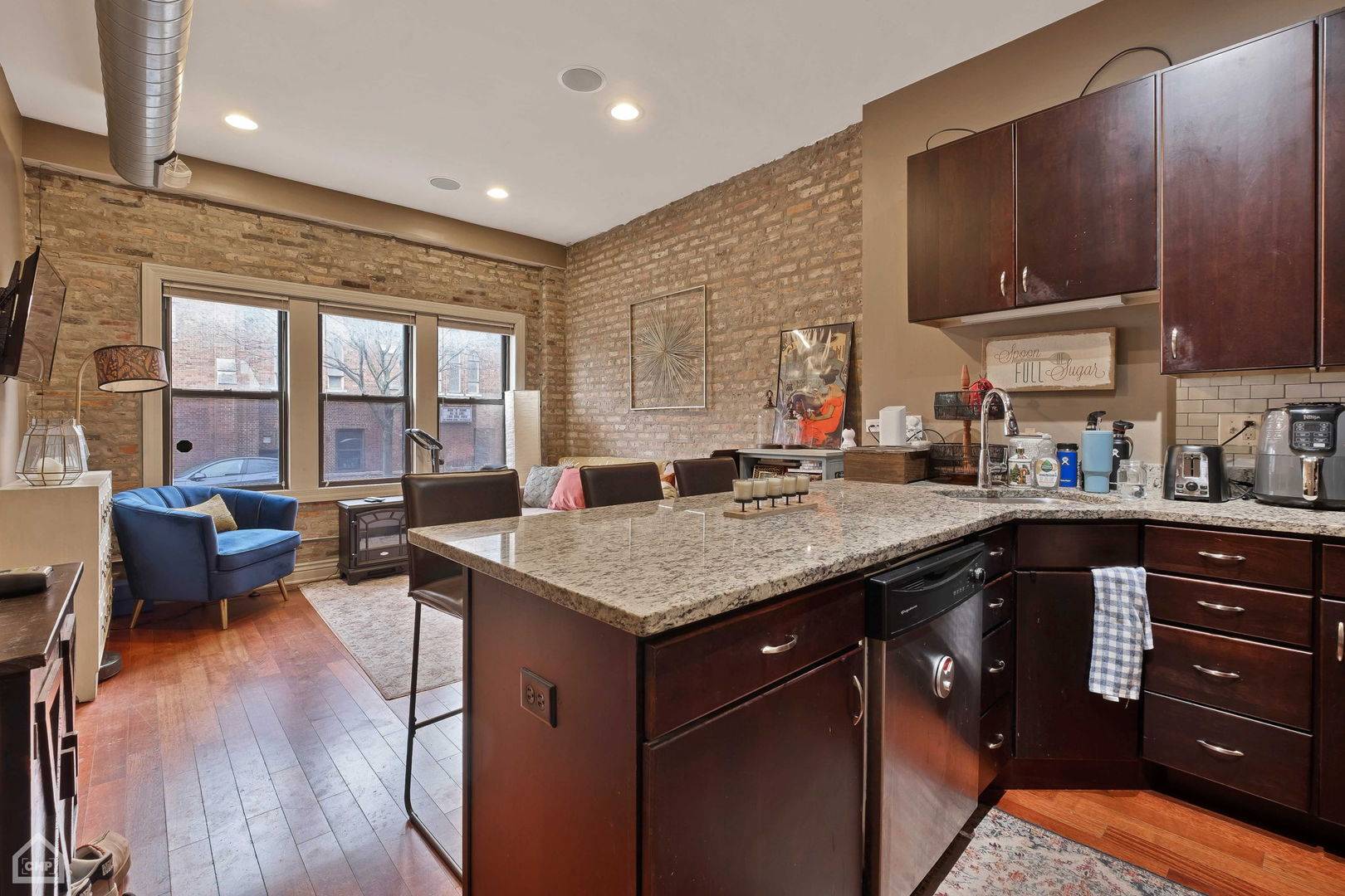 Chicago, IL 60618,3735 N Damen AVE #2