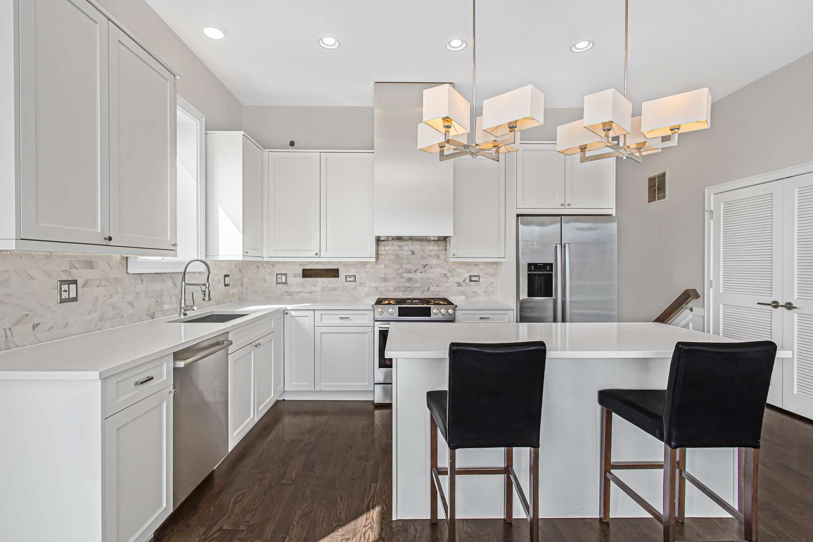 Chicago, IL 60618,2548 W Irving Park RD #3W