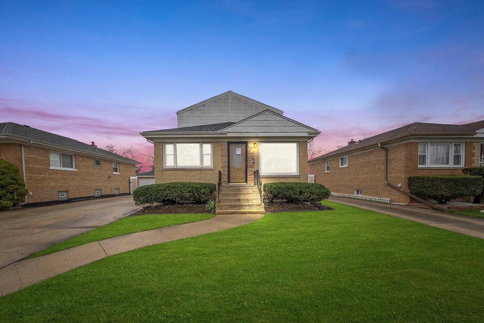 Bellwood, IL 60104,3202 Monroe ST
