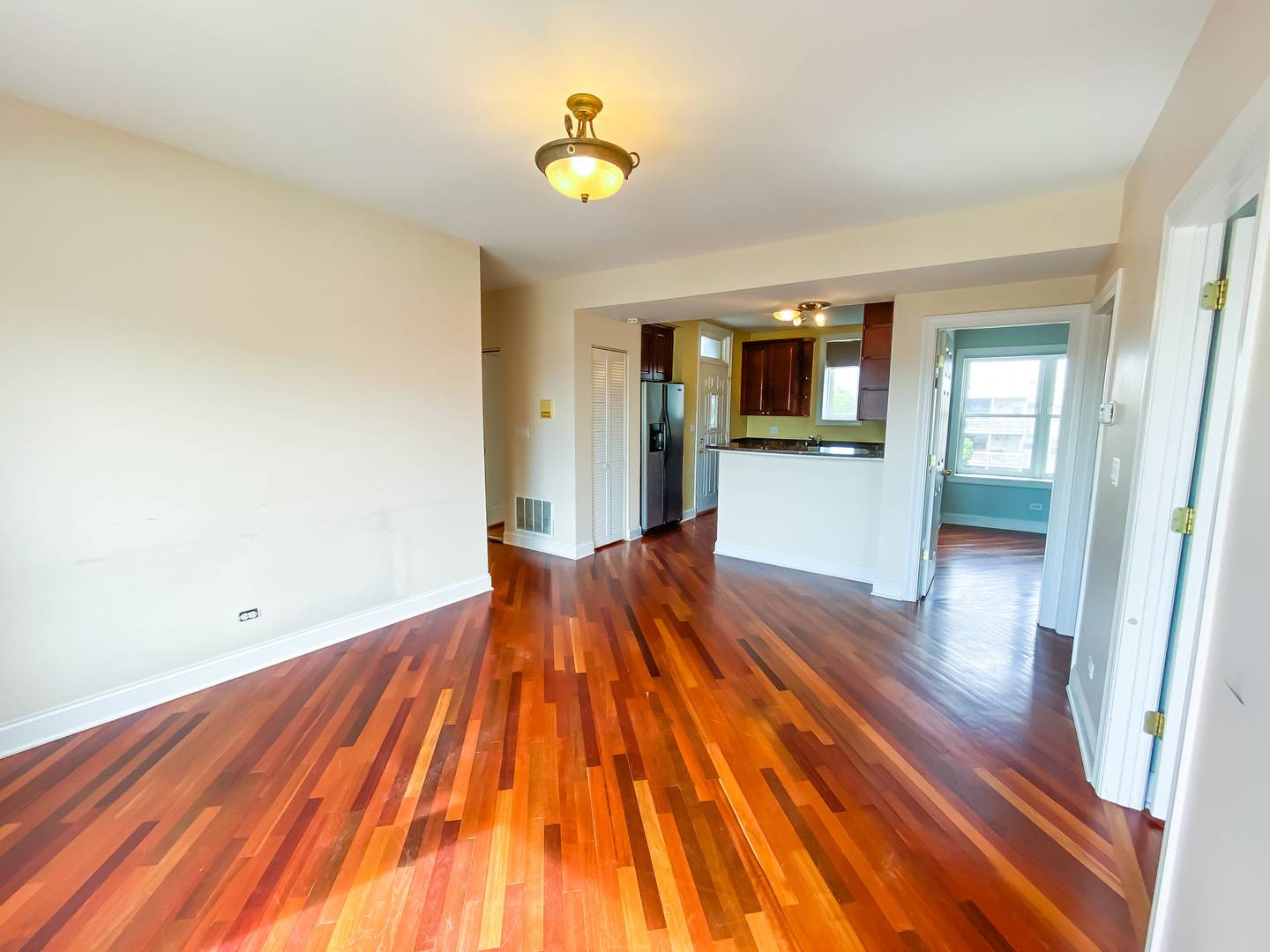 Chicago, IL 60618,3335 W Belle Plaine AVE #3B