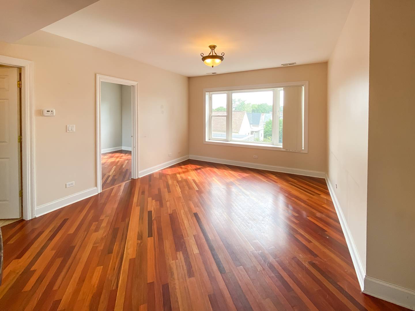 Chicago, IL 60618,3335 W Belle Plaine AVE #3B