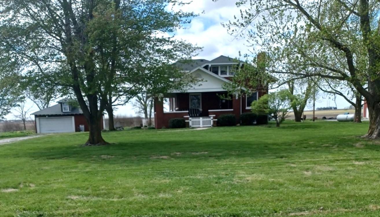 Villa Grove, IL 61956,1060 N County Road 2050 E