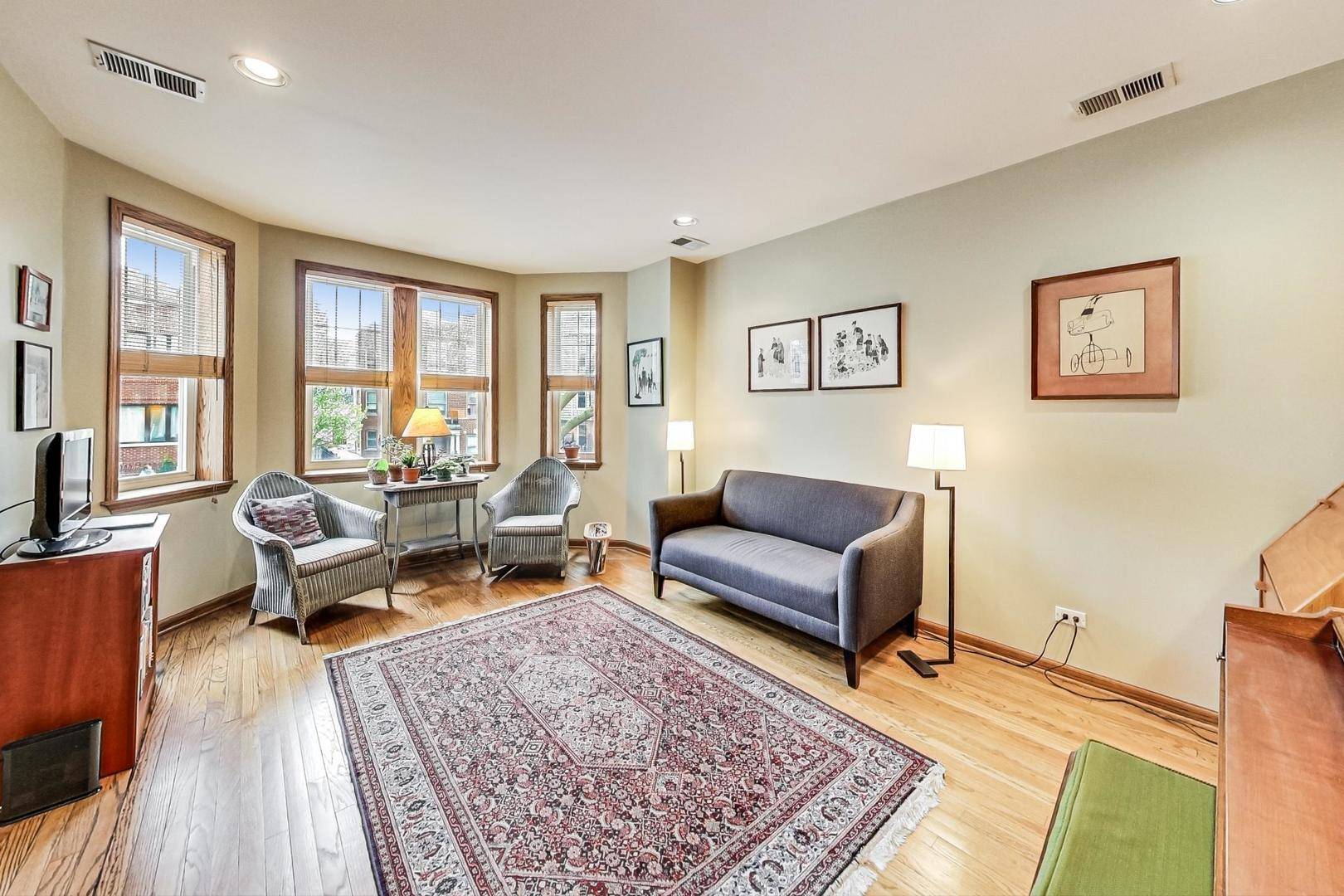 Chicago, IL 60618,3319 N Bell AVE #1