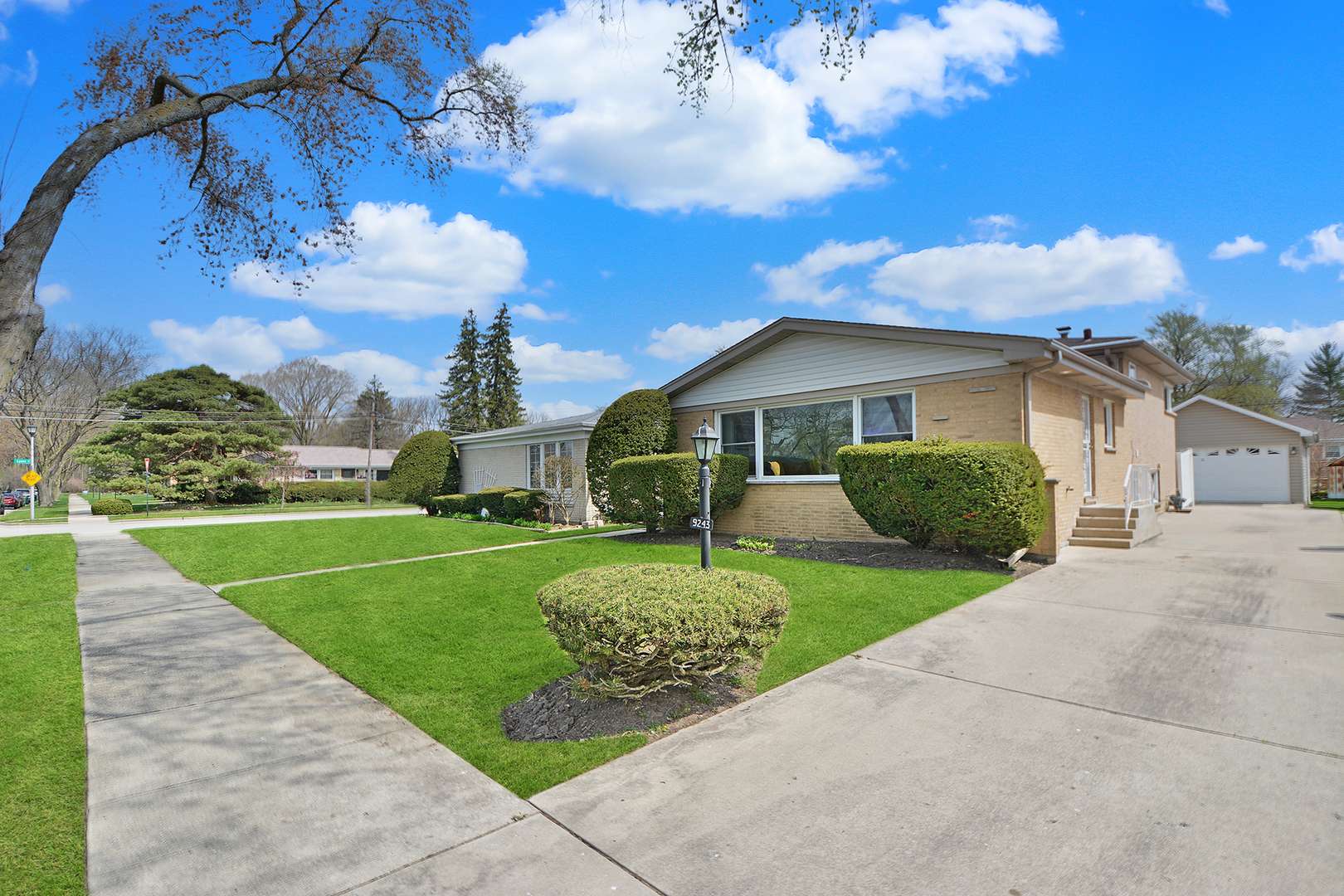 Morton Grove, IL 60053,9243 Luna AVE