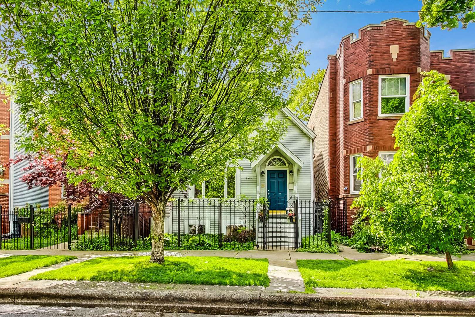 Chicago, IL 60618,3320 N Claremont AVE