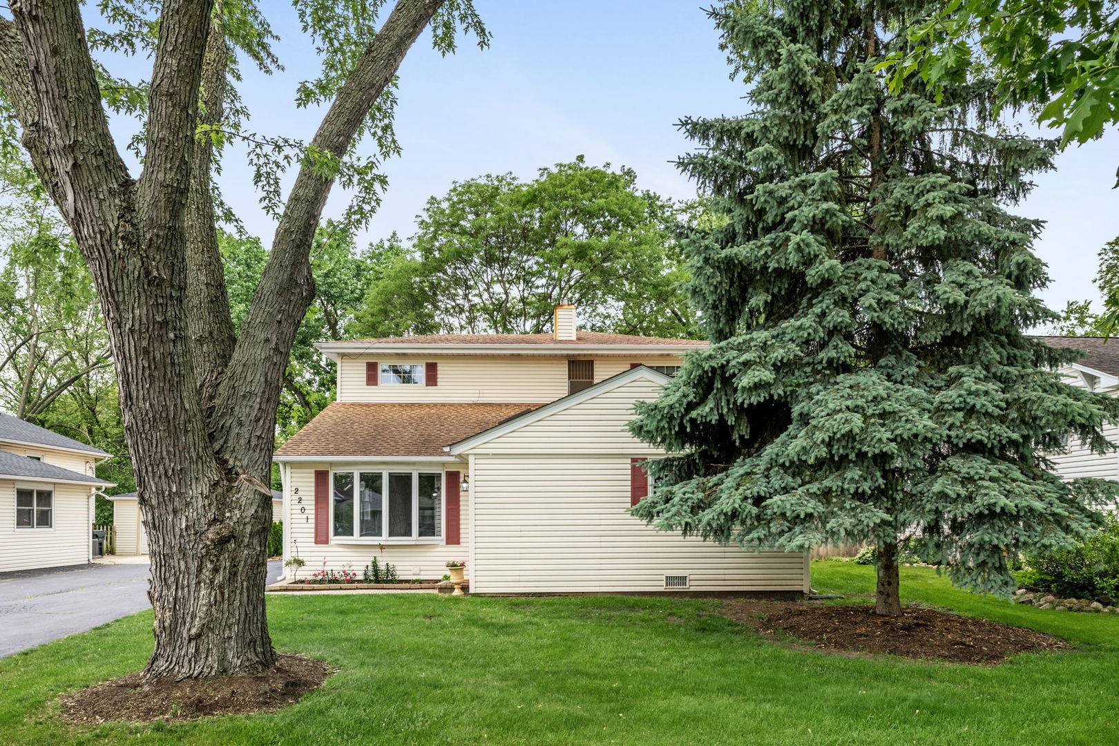 Rolling Meadows, IL 60008,2201 Robin LN