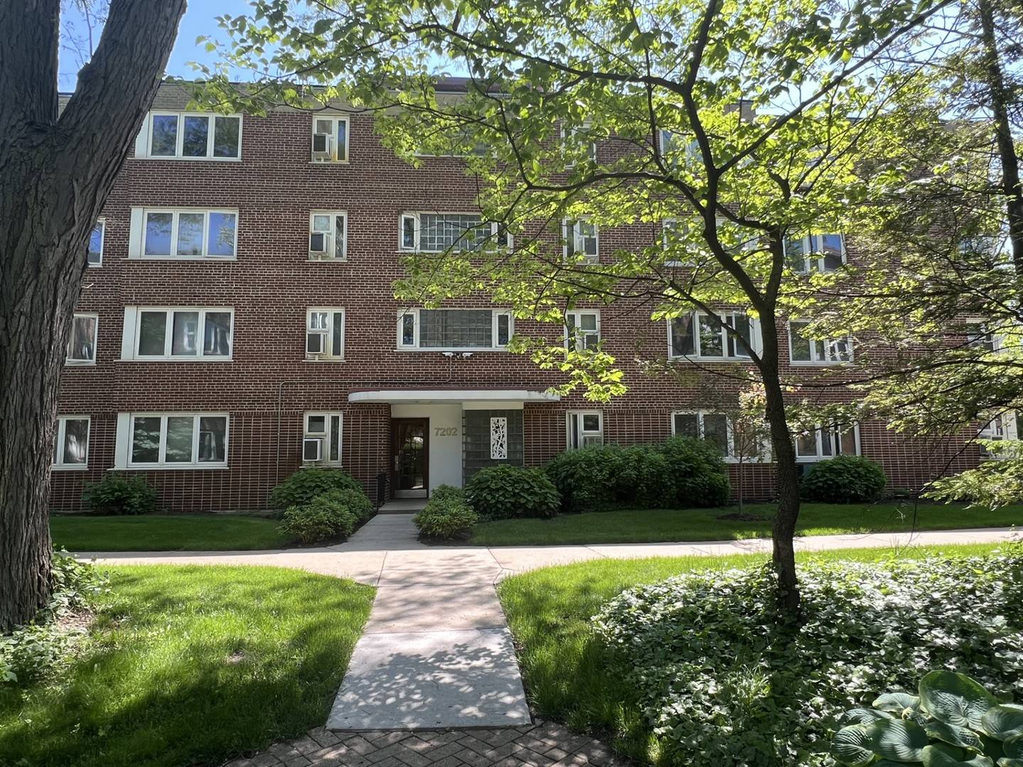 River Forest, IL 60305,7202 Oak AVE #1NE