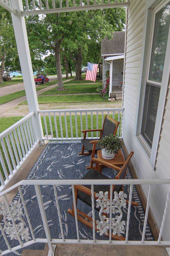Villa Grove, IL 61956,106 S Pine ST
