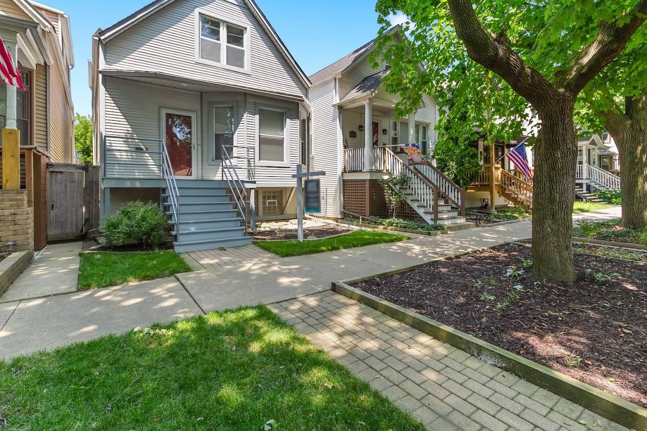 Chicago, IL 60618,2428 W Hutchinson ST