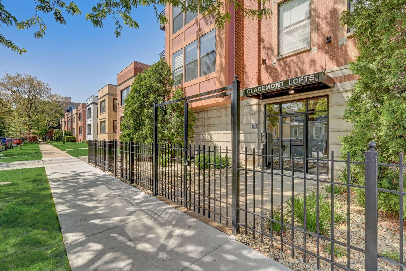 Chicago, IL 60618,3944 N Claremont AVE #302